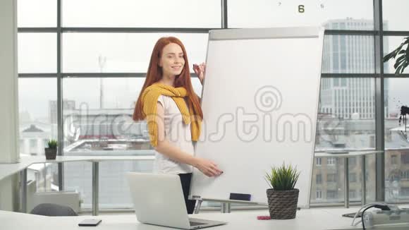 快乐企业家的肖像背景是一扇窗户视频的预览图