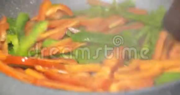 在平底锅上混合五颜六色的蔬菜视频的预览图