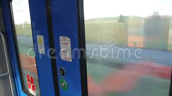 从火车的车门上看到视频的预览图