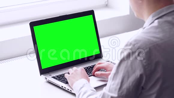 手和笔记本电脑的特写办公室职员在色度键屏工作视频的预览图