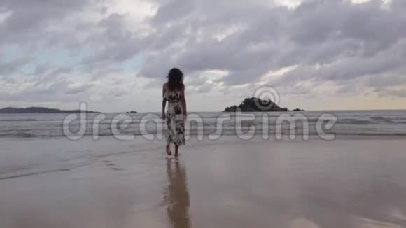 穿着裙子走在海边的女孩视频的预览图