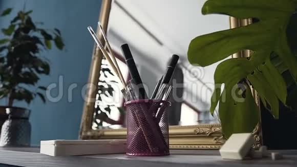 房间镜子附近桌子上化妆用的一套刷子化妆室桌子上的化妆刷专业化妆视频的预览图