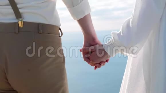 新婚夫妇的双手轻轻地握在一起视频的预览图