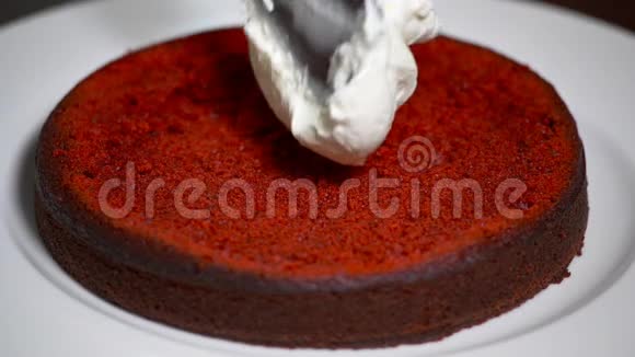 红色天鹅绒蛋糕去组装蛋糕红丝绒视频的预览图
