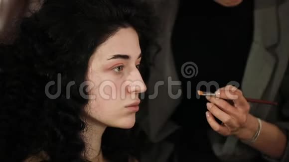 美丽的黑发模特在照片拍摄等待完成化妆视频的预览图
