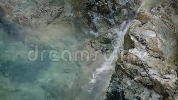 火山岩的河池视频的预览图