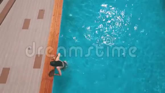一个刚从游泳池出来的年轻女子视频的预览图