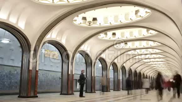 在地铁站散步的人视频的预览图
