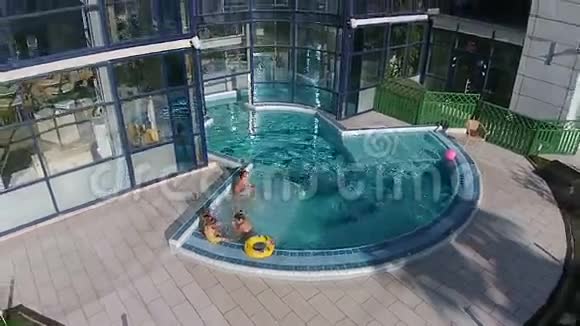母亲和女儿正在游泳池里泼水视频的预览图