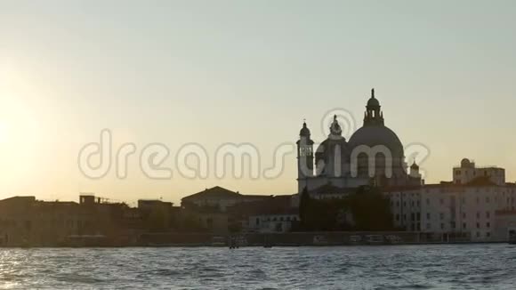 从水中欣赏著名的威尼斯象征的沙龙教堂穹顶前往意大利视频的预览图