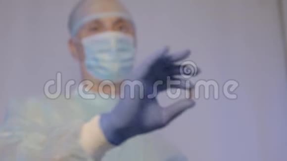 外科医生展示了手术后病人需要服用的药丸棕色视频的预览图