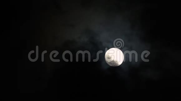 乌云在夜空中的月亮面前掠过夜间室外视频的预览图