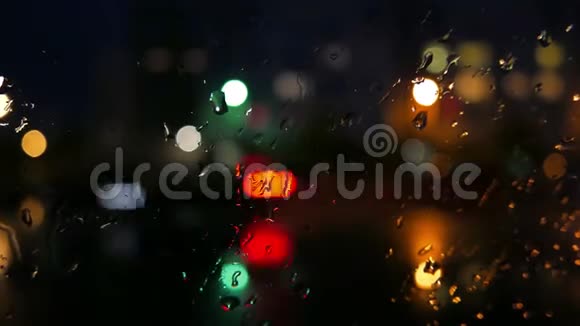 玻璃上的雨抽象的背景视频的预览图