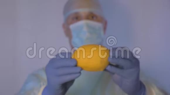 医生示范柠檬这是治疗感冒的天然药物视频的预览图