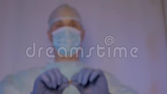 外科医生展示了手术后病人需要服用的药丸棕色视频的预览图