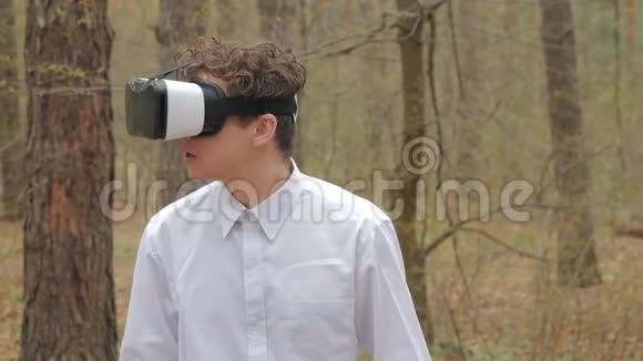 女孩从背后用虚拟现实眼镜拥抱男朋友视频的预览图