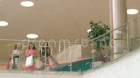 三个有魅力的女人在购物中心开会展示她们的购买视频的预览图