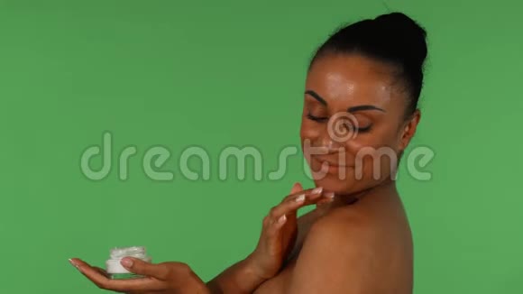 有吸引力的成熟女性使用绿色背景的沐浴液视频的预览图
