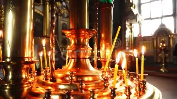 在教堂的金色吊灯上点燃蜡烛东正教教堂的视频特写视频的预览图