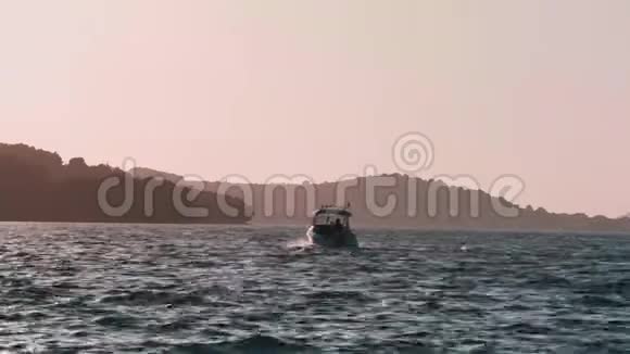 克罗地亚蒂斯诺的摩托艇在海浪中滑行视频的预览图