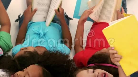 一小群孩子躺着看书视频的预览图
