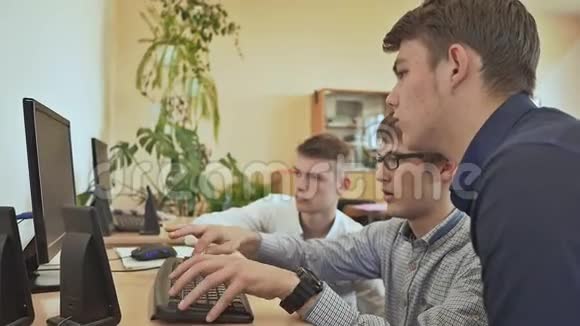 高中生对电脑上的任务感到困惑俄罗斯学校视频的预览图