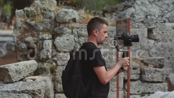 一位旅行者在古玩城遗址拍摄视频片段视频的预览图