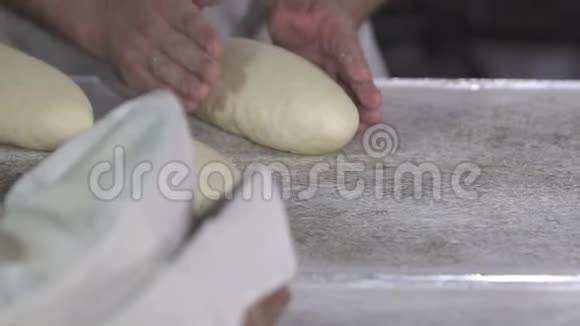 面包师做面包面团慢动作视频的预览图