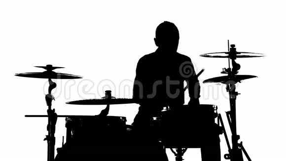 鼓手和鼓的剪影视频的预览图