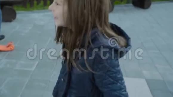 嬉戏的女孩在秋天的一个美丽的公园里缓慢地跳舞跑步和跳跃视频的预览图