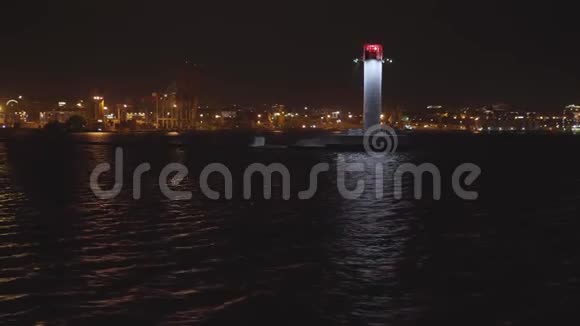这艘船夜间驶往灯塔附近的敖德萨港视频的预览图