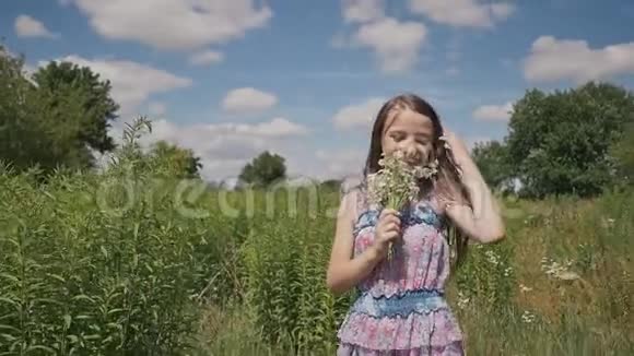 小女孩带着鲜花在草地上奔跑视频的预览图