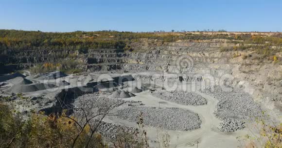 大型露天铁矿石采石场大型采石场全景图采石场设备露天矿工作过程采石场视频的预览图