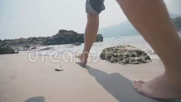 他在海滩上散步视频的预览图