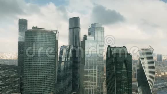 城市景观中的现代摩天大楼高空拍摄视频的预览图