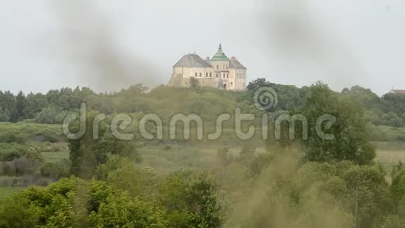远处可以看到有白色墙壁和绿色和黑色屋顶的城堡视频的预览图