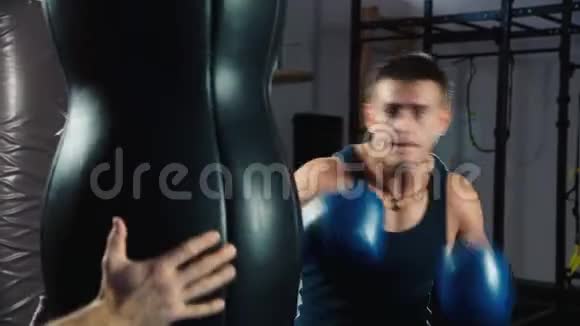 拳击训练接近一个拳击手谁训练视频的预览图