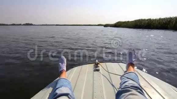 摩托艇船头上女孩的腿视频的预览图