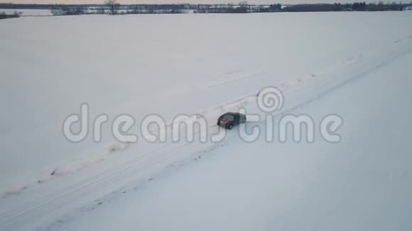 汽车在冬季行驶视频的预览图