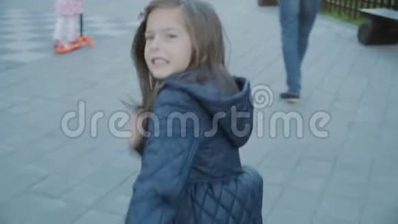 小女孩在玩猿在游乐园里散步视频的预览图