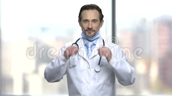 英俊的医生戴上医疗面罩视频的预览图