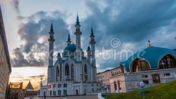 俄罗斯鞑靼斯坦共和国哈萨克斯坦科尔里夫清真寺时间流逝美丽的夜晚城市景观视频的预览图