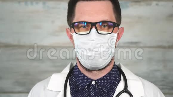 男性科学家或医生戴白色防护面罩的脸视频的预览图