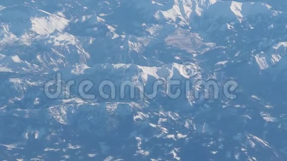 从飞机上俯瞰阿尔卑斯山的全景视频的预览图