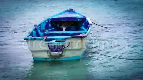 沙滩上的木船视频的预览图
