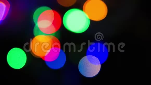 灯光花环抽象背景波克效应圣诞树上的灯光闪烁冬季假日录像视频的预览图