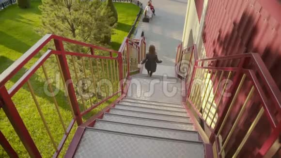 小女孩手里拿着泰迪熊下楼梯女孩走路视频的预览图