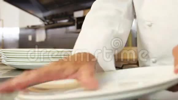 厨师收拾盘子视频的预览图