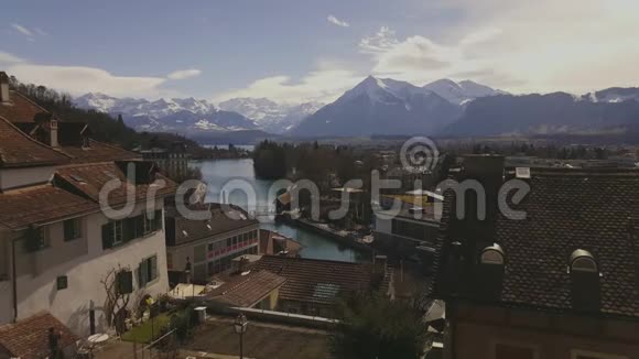旧城市图恩的视频与紧急直升机来自阿尔卑斯山瑞士瑞士视频的预览图