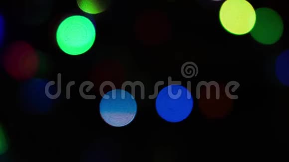 灯光花环抽象背景波克效应圣诞树上的灯光闪烁冬季假日录像视频的预览图